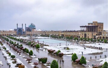 بارش شدید برف در نقش جهان اصفهان + فیلم