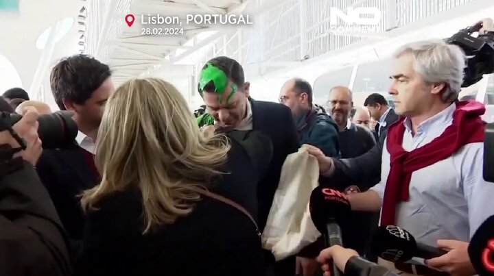 خالی کردن سطل رنگ سبز روی سر این سیاستمدار مشهور + علت چه بود؟ / فیلم