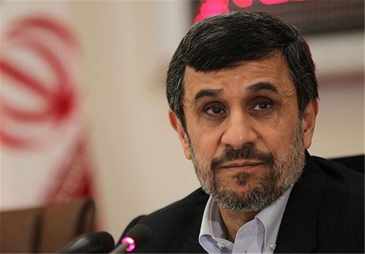 حضور احمدی‌نژاد با چهره متفاوت در یک مراسم + عکس