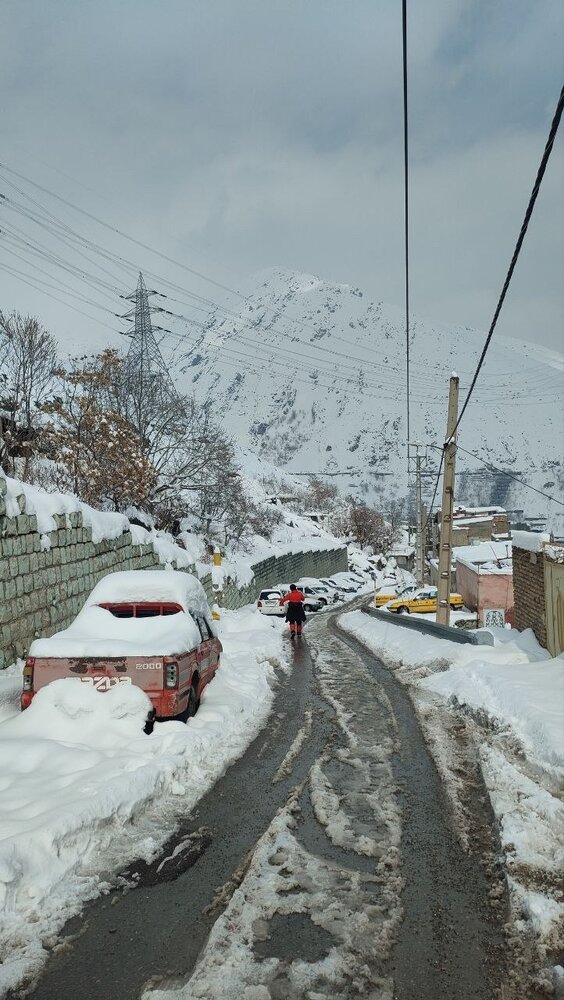 مدفون شدن خودروها زیر برف در محله درکه تهران به دلیل بارش شدید برف + تصاویر