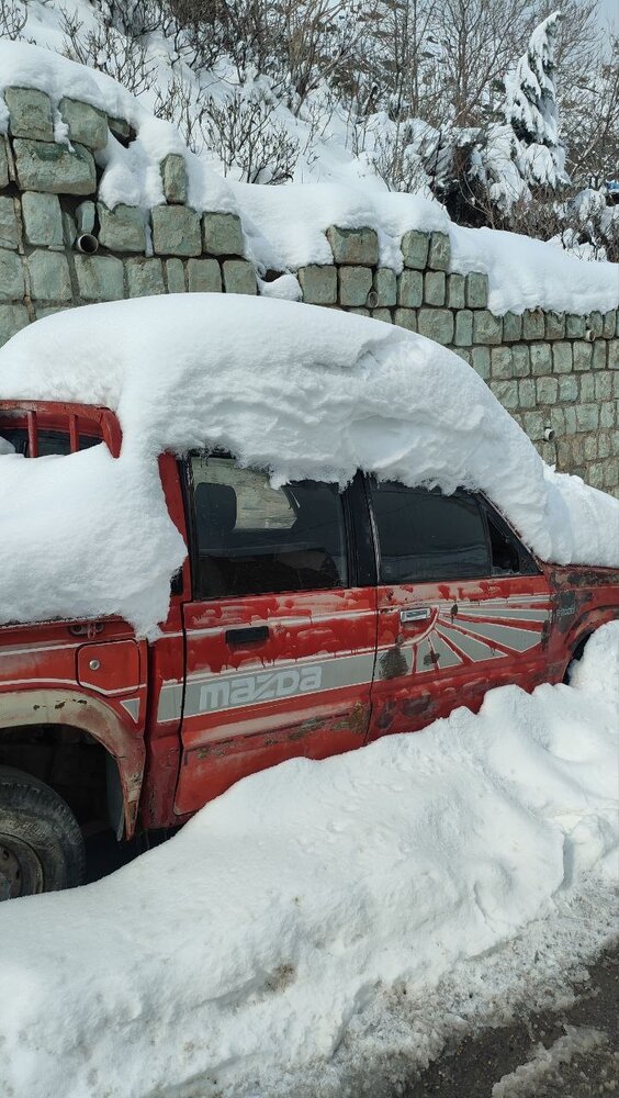مدفون شدن خودروها زیر برف در محله درکه تهران به دلیل بارش شدید برف + تصاویر