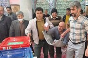 حضور این مرد با دو پای قطع شده پای صندوق‌ آرای انتخابات مجلس + عکس