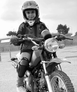 موتورسواری حرفه‌ای دختر بچه‌ی ابتدایی در راه مدرسه + فیلم