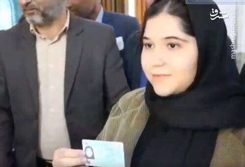 دختر مینودشتی تولد ۱۸ سالگی خود را پای صندوق رای برپا کرد! + فیلم