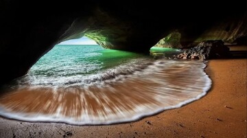 این غار زیباترین غار ساحلی ایران و شاید دنیا است! + غار چشم دریا کجاست؟ / فیلم