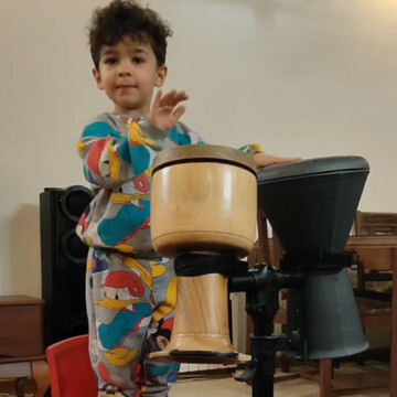 نوازندگی باورنکردنی پسر بچه ۳ ساله با تنبک + فیلم