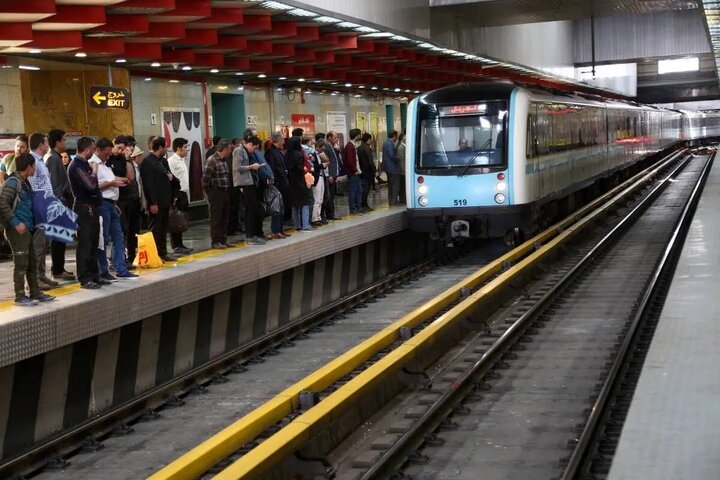 فیلم هولناک از فرار مسافران به ریل قطار در مترو تهران