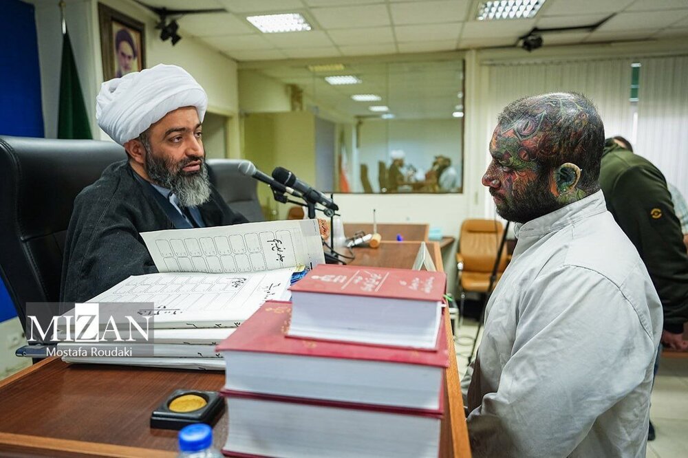 نخستین عکس از «تتلو» در دادگاه | تیپ تتلو مقابل قاضی | تصاویر