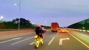 عبور راننده عصبانی از روی سر موتورسوار پس از دعوا + فیلم