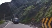 لحظه وحشتناک‌ ریزش کوه در جاده‌ / فیلم