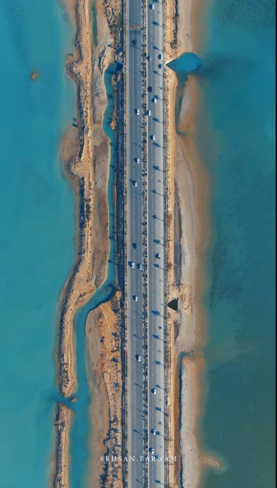 این جاده‌ در بوشهر از وسط دریا می‌گذرد / تصویر