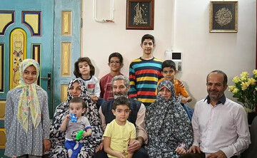 مادر دهه شصتی ۱۰ فرزند از ایران مهاجرت کرد!