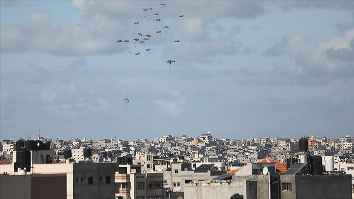 سقوط هولناک کمک‌ بشردوستانه آمریکا بر سر مردم غزه  / چند نفر به شهادت رسیدند + فیلم