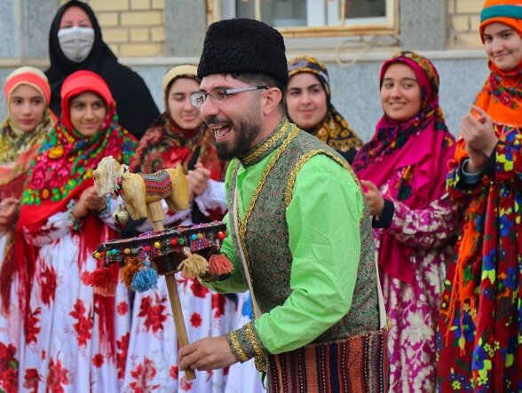 نغمه شادمانی بهار در تکم گردانی / سفری به قلب سنت‌های آذربایجان
