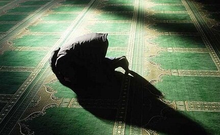 لحظه فوت یک نمازگزار در مسجد + فیلم