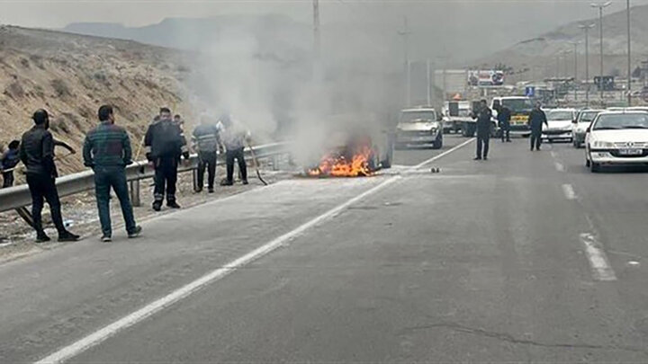 آتش گرفتن یک خودرو در آزادراه تهران_ پردیس
