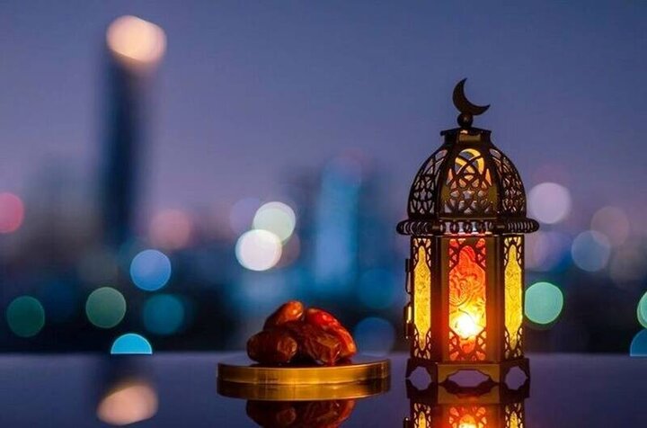 عکس خیره کننده از هلال ماه رمضان بر فراز حرم حضرت ابوالفضل(ع)