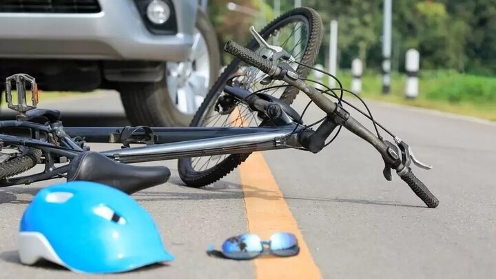 مرگ دلخراش دوچرخه سوار به دلیل باز شدن درب خودرو + فیلم