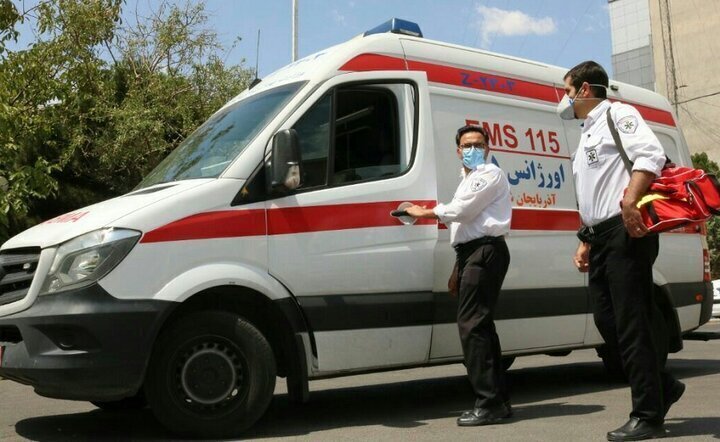حادثه تلخ در چهارشنبه سوری/ اصابت مواد محترقه به آمبولانس حامل بیمار در تهران