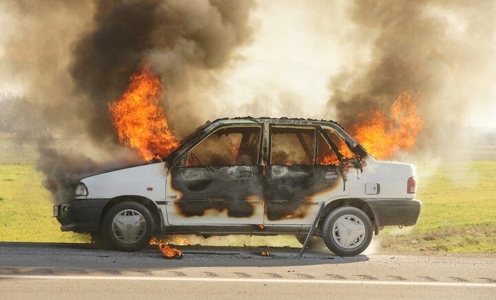 آتش گرفتن خودروی پراید در تهران پس از اصابت نارنجک در چهارشنبه سوری + فیلم