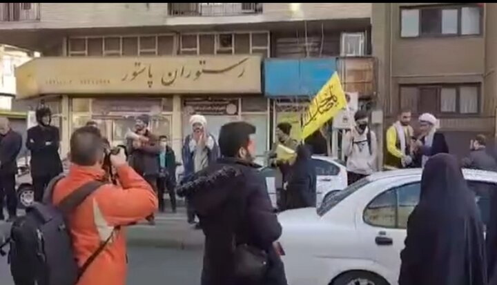 تجمع اعتراضی معترضین به وضعیت بی‌حجابی + فیلم