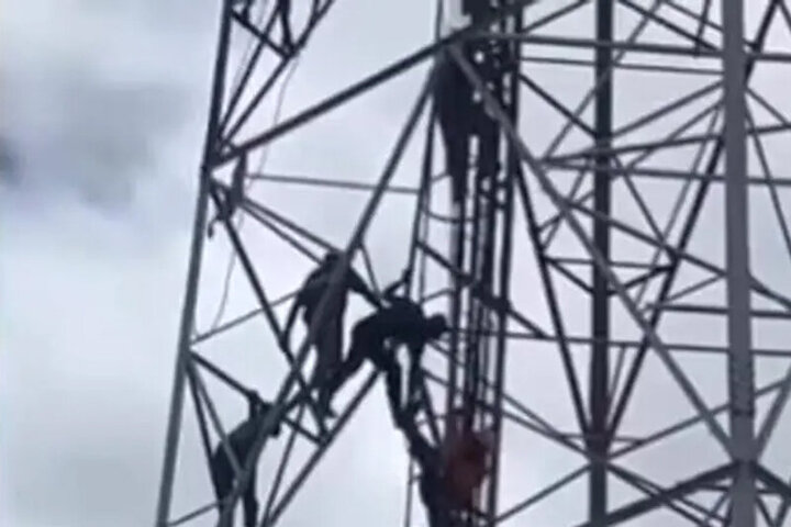 سقوط امدادگران از بالای دکل برق هنگام نجات یک مرد از خودکشی! / فیلم