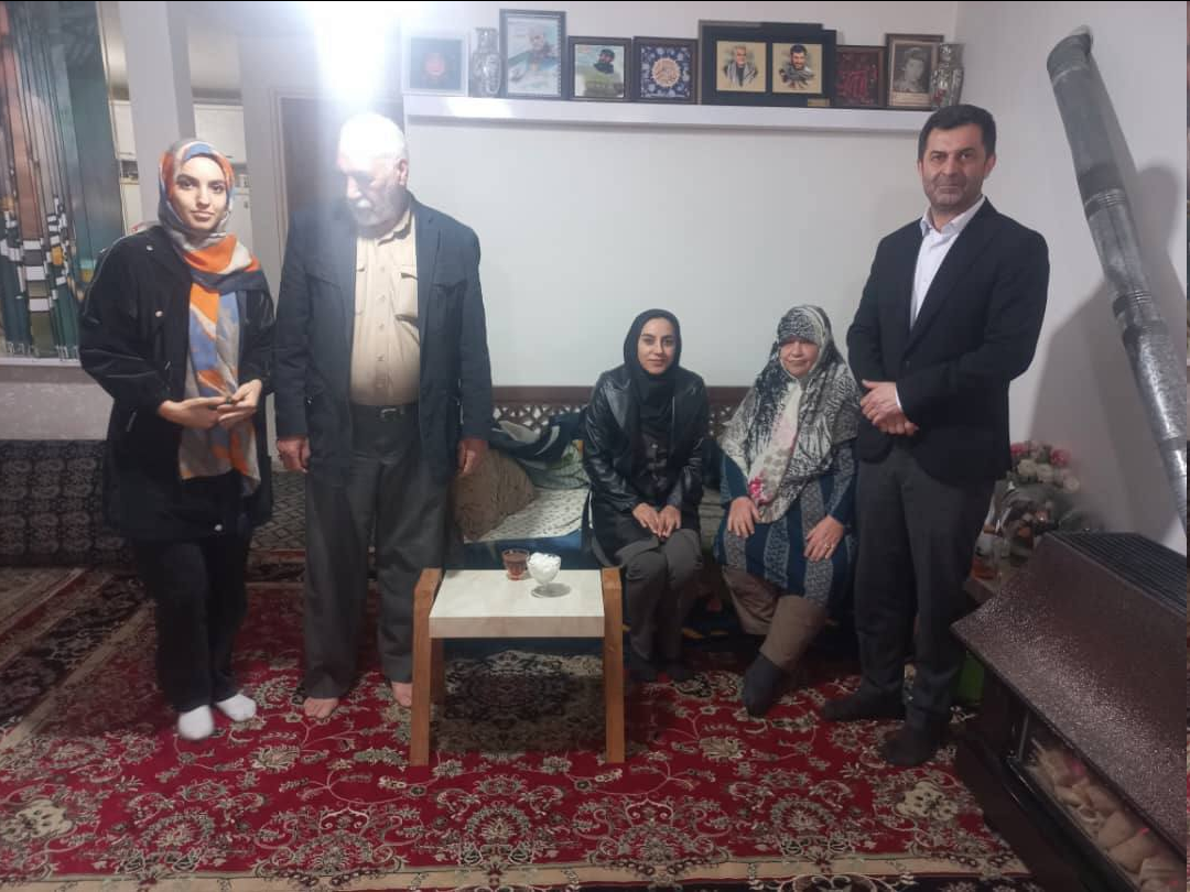 حضور برخی از اعضای ایران متحد در منزل  والدین شهید محمود شفیعی در اسلامشهر