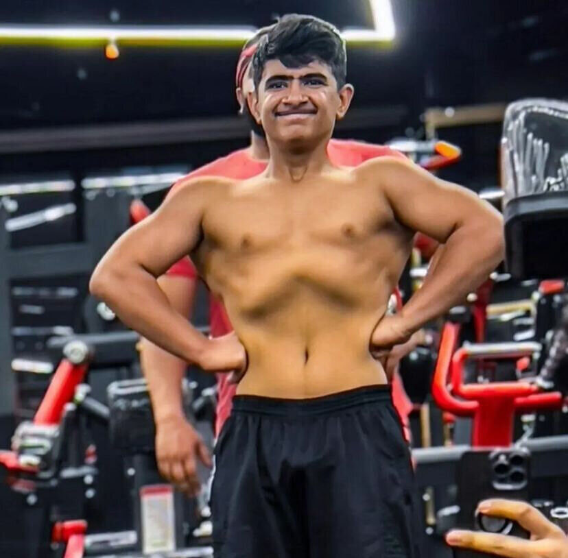 عکس| عضلات باورنکردنی پسر هادی چوپان در نوجوانی