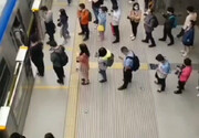 تصاویری جالب از نحوه سوار شدن مردم چین در مترو / فیلم