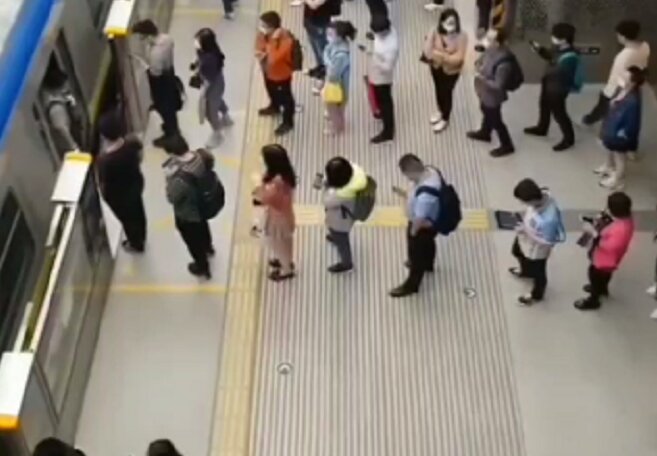 تصاویری جالب از نحوه سوار شدن مردم چین در مترو / فیلم
