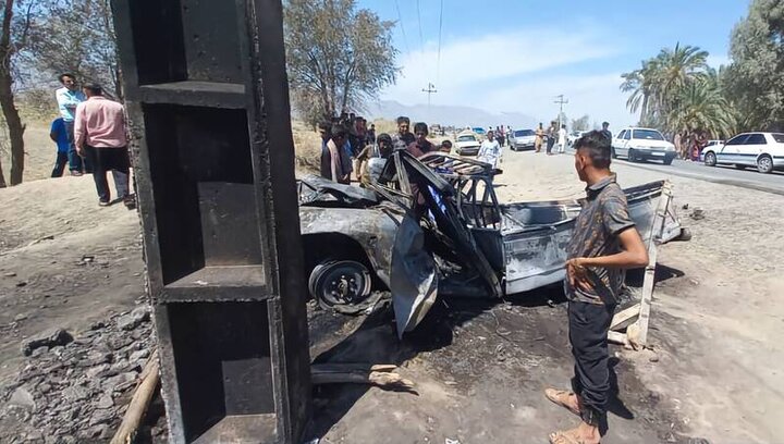 زنده زنده سوختن دو قاچاقی سوخت در جنوب کرمان پس از برخورد با تیر چراغ برق + فیلم