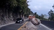 تصاویر هولناک از لحظه سقوط سنگ‌های غول پیکر روی ماشین ها در جاده + فیلم