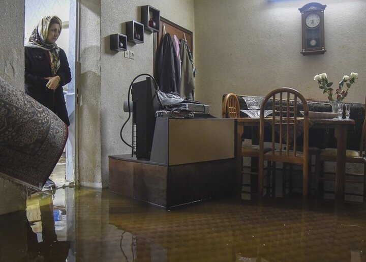 تصاویر غم انگیز از ورود سیلاب به داخل خانه ها در اهواز و کارون + فیلم