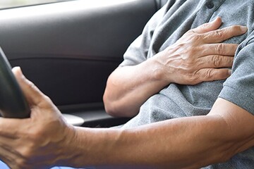 ده دلیلی که می‌تواند باعث درد قفسه سینه شود