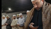 بازی‌کردن امام جماعت با تلفن همراه هنگام نماز خواندن! + فیلم