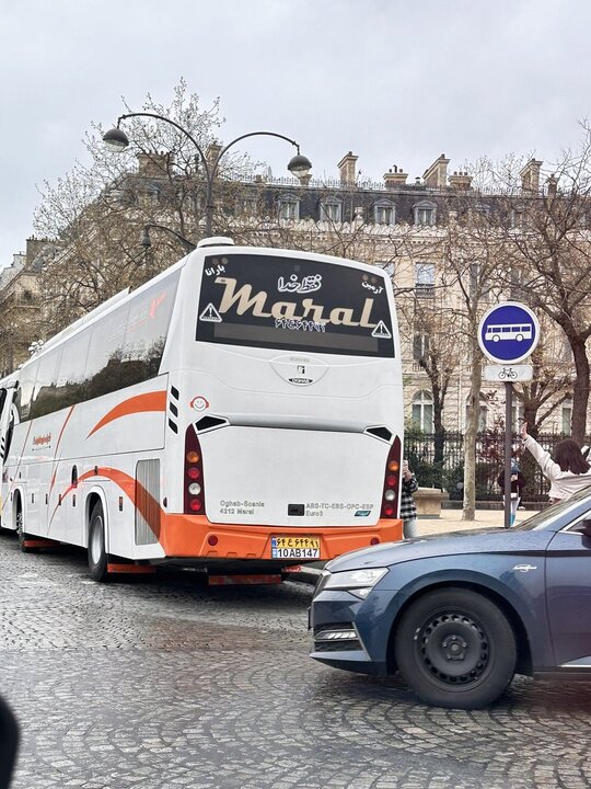 متن فارسی نوشته شده پشت اتوبوسی در پاریس + عکس