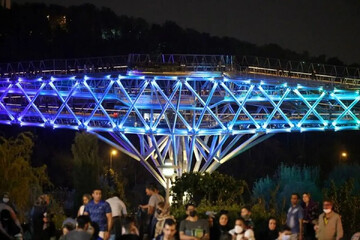 پل طبیعت امشب به رنگ آبی می‌ آید