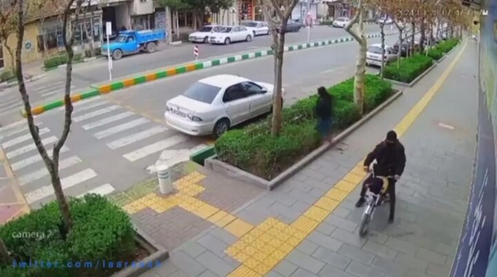 لحظه دزدی از یک ماشین در روز روشن مقابل چشم مردم در مشهد + فیلم