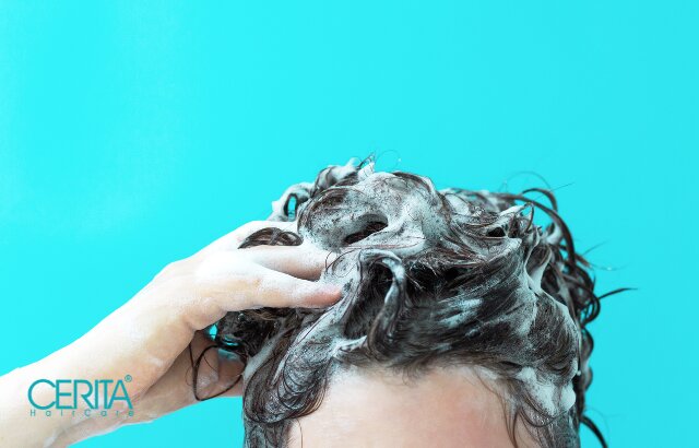 چگونه شامپو از ریزش مو جلوگیری می‌کند؟