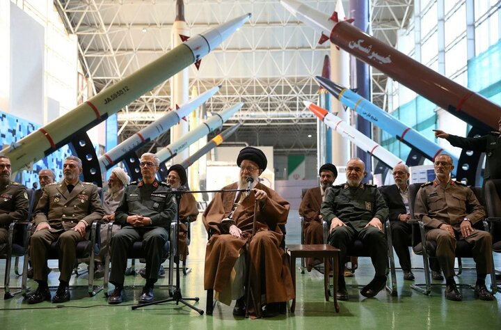 رهبر انقلاب، آیت‌الله خامنه‌ای در بین فرماندهان ارشد نظامی ایران در هنگام بازدید از صنایع دفاعی کشور | عکس آرشیوی