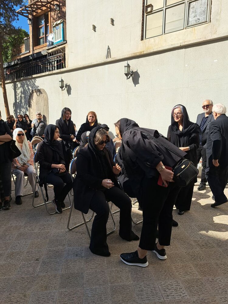 همسر رضا داودنژاد در مراسم خاکسپاری