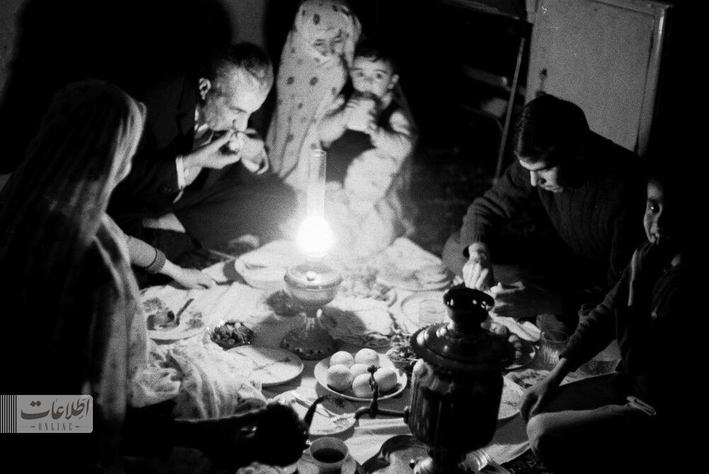 تصاویر متفاوت سحری‌خوردن یک خانواده در ۶۶سال قبل