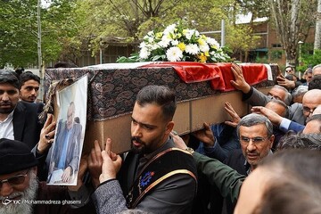 عکس دیده نشده از محمود احمدی‌نژاد زیر تابوت وزیر فوت شده‌اش