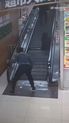 ویدئو هولناک از سقوط زن جوان در پله برقی