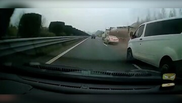 واژگونی یک کامیون در جاده پس از پنچری لاستیکش + فیلم