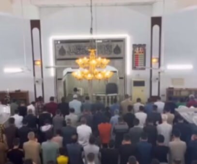 بیهوش شدن امام جماعت از شدت گریه برای غزه + فیلم