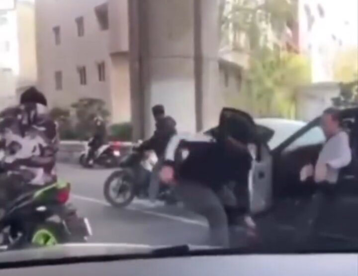 لحظه وحشتناک زورگیری و سرقت در اتوبان صدر تهران در روز روشن  