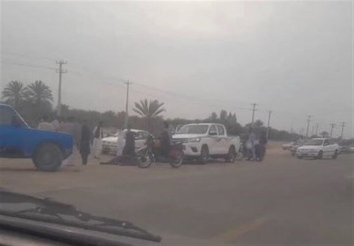 نخستین تصاویر از حمله تروریست‌ها به ۲ خودروی پلیس/  ۵ مامور پلیس به شهادت رسیدند