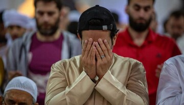 لحظه بیهوش شدن یک امام جماعت از شدت گریه هنگام دعا / فیلم