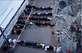 برگزاری نماز عید فطر زیر باران در غزه! / فیلم